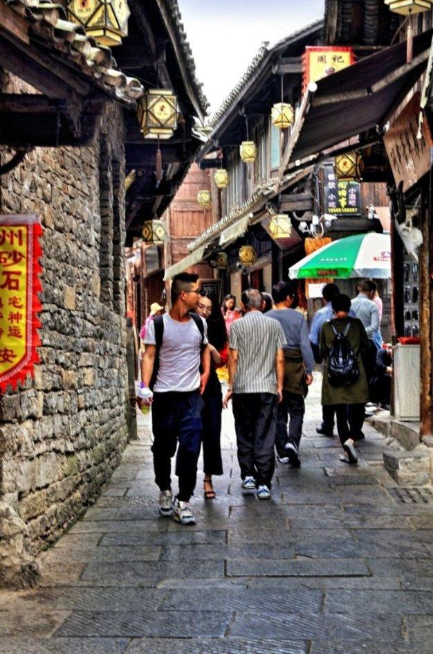 全疆首台加油机器人在库尔勒上岗
